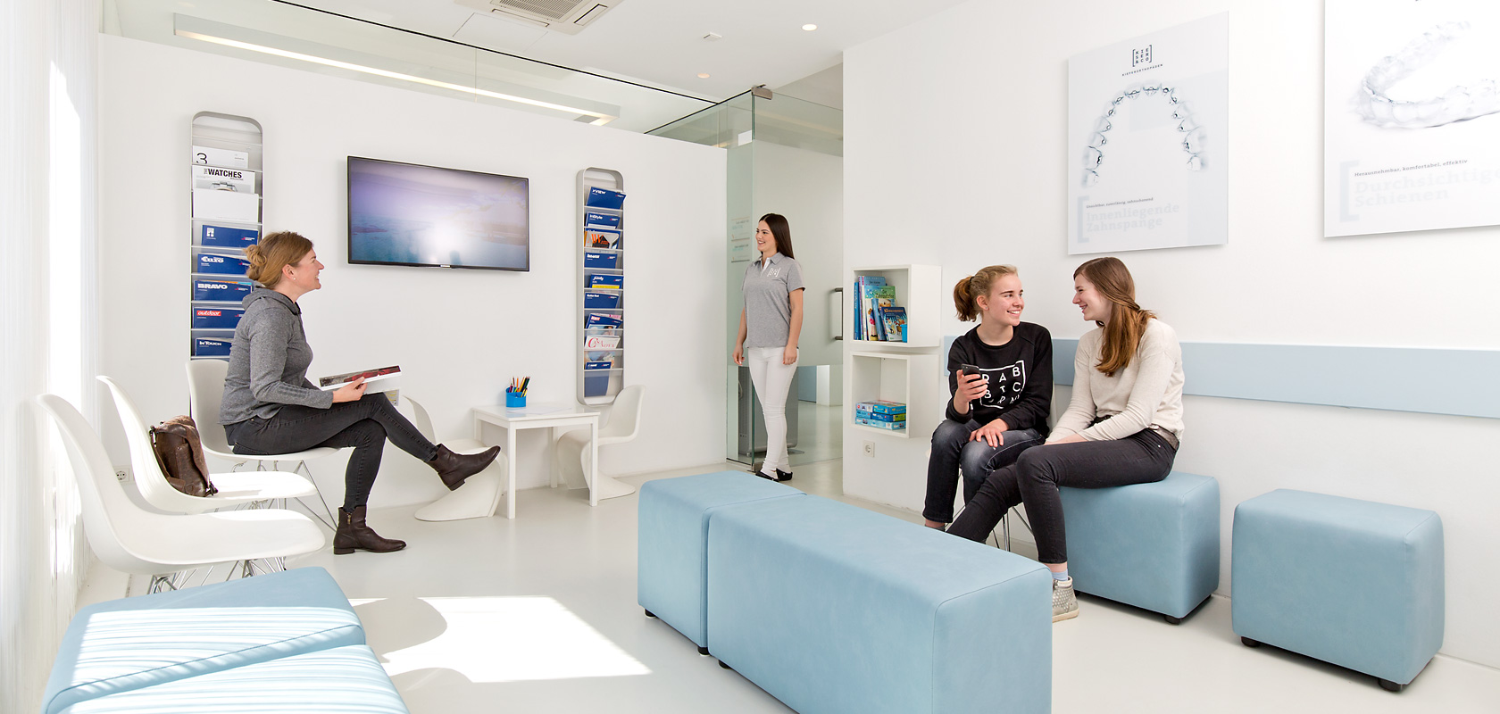 Patienten im Wartezimmer der kieferorthopädischen Praxis Kieser & Co in Wuppertal