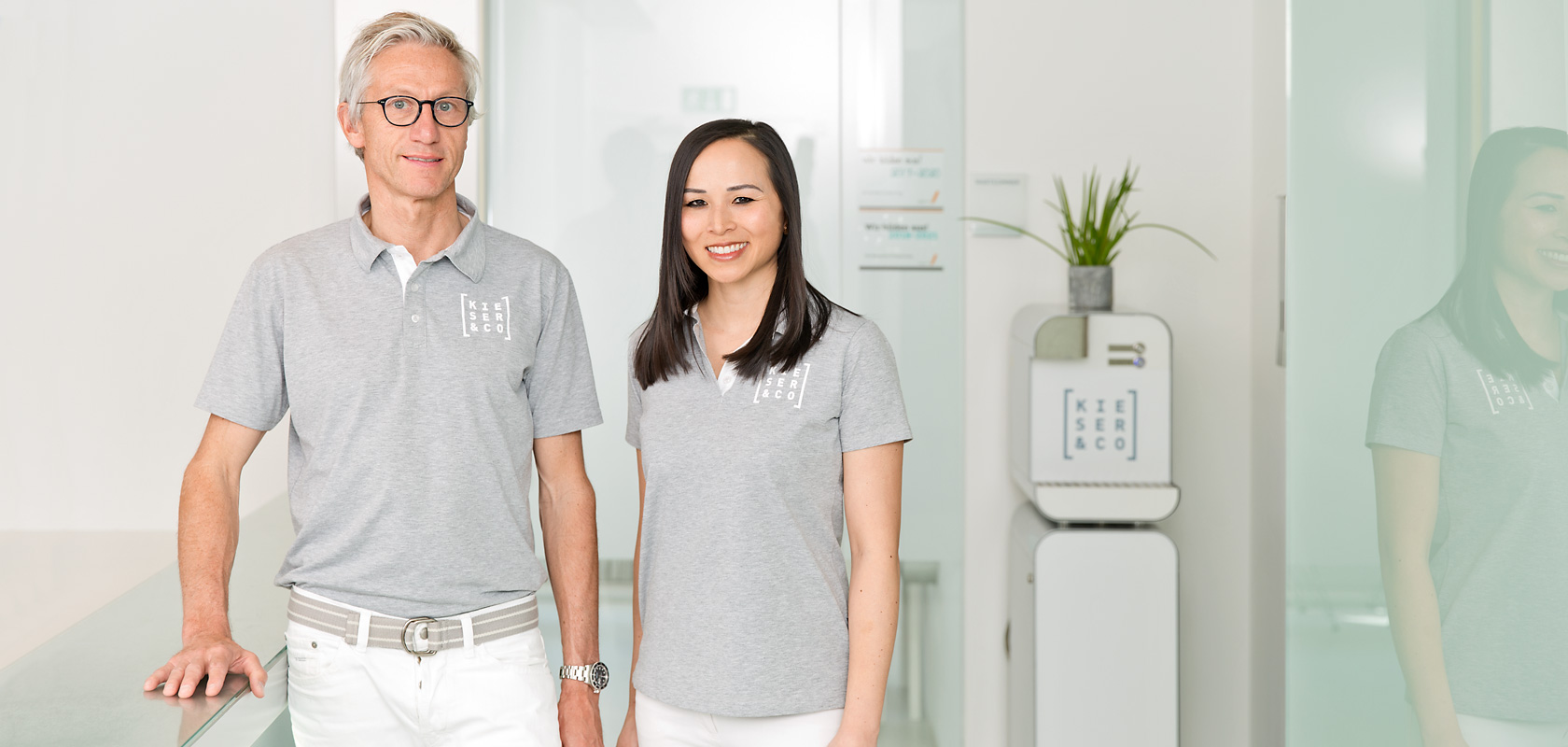 Ein Bild der behandelten Ärzte Dr. Folker Kieser und Dr. Thanh-Ha Clarenbach in der kieferorthopädischen Praxis Kieser & Co in Wuppertal