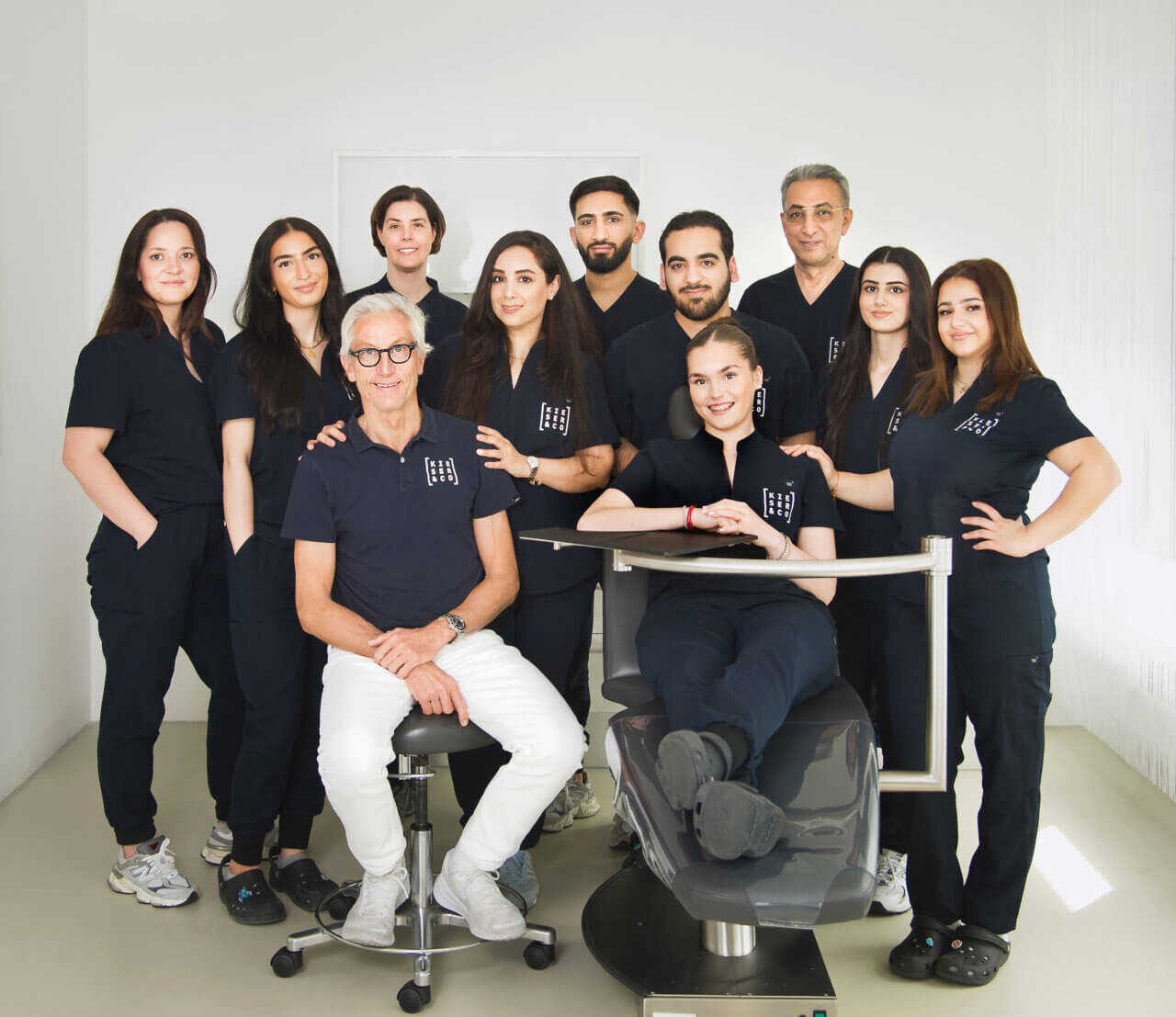 Gruppenfoto des gesamten Praxisteams Kieferorthopädie Kieser