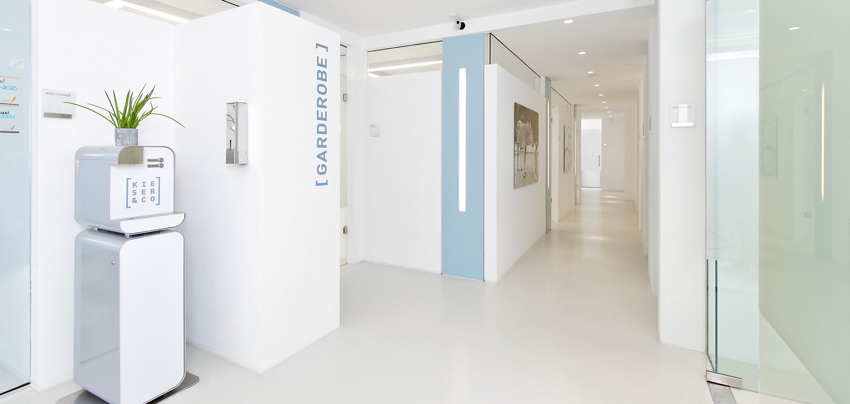 Garderobe und Praxisflur