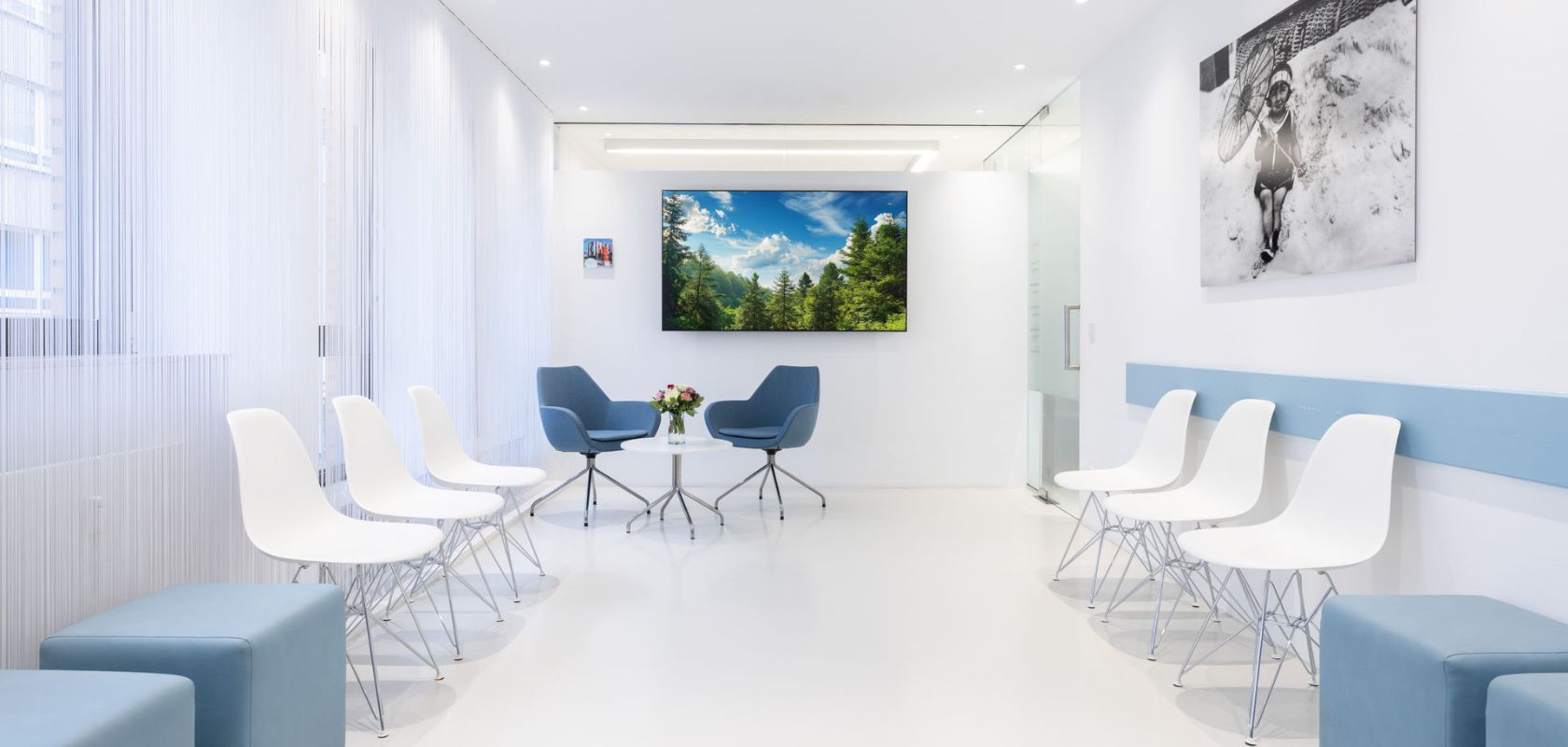 Lounge und Wartebereich der Praxis